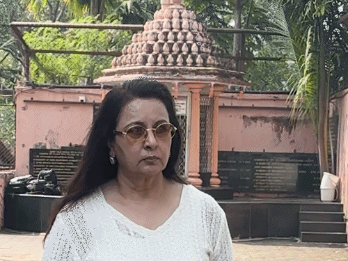 एक्ट्रेस पूनम ढिल्लों भी अंतिम संस्कार में शामिल हुई थीं।