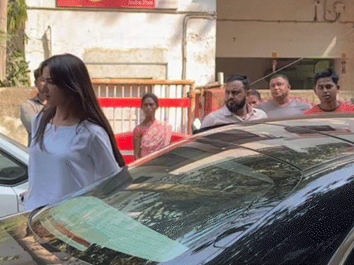 सोनल चौहान जरीन खान को श्रद्धांजलि देने पहुंची।