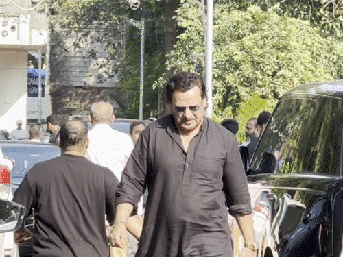 एक्टर शाहबाज खान भी अंतिम संस्कार में शामिल होने पहुंचे।