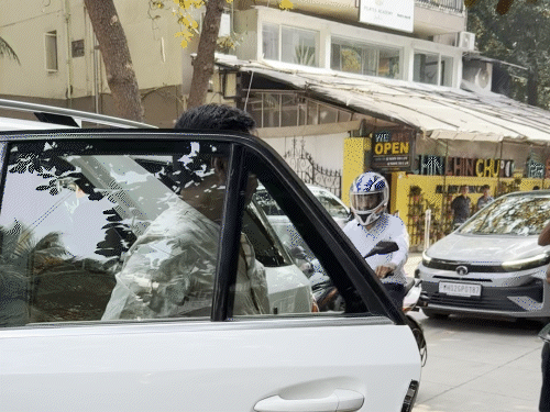 जरीन खान के निधन के बाद मधुर भंडारकर संवेदना व्यक्त करने उनके घर पहुंचे।