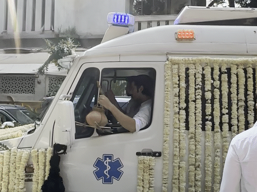 जरीन खान का अंतिम संस्कार हिंदू रीति-रिवाजों से हुआ।