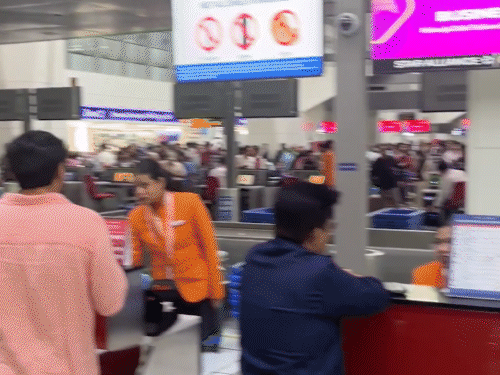 यह भीड़ 5 नवंबर की शाम की है, जब दिल्ली एयरपोर्ट पर सर्वर डाउन होने के बाद भीड़ बढ़ गई थी। - Dainik Bhaskar