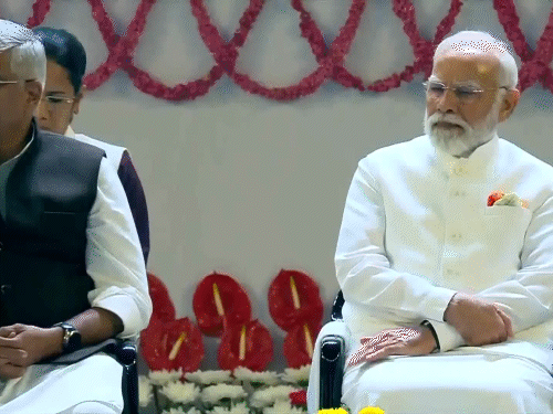 PM ने 'वंदे मातरम्, नाद एकम, रूपम अनेक' कार्यक्रम देखा, जहां देश के प्रसिद्ध कलाकारों ने हिंदुस्तानी और कर्नाटक गायन शैलियों में वंदे मातरम् की प्रस्तुति दी।