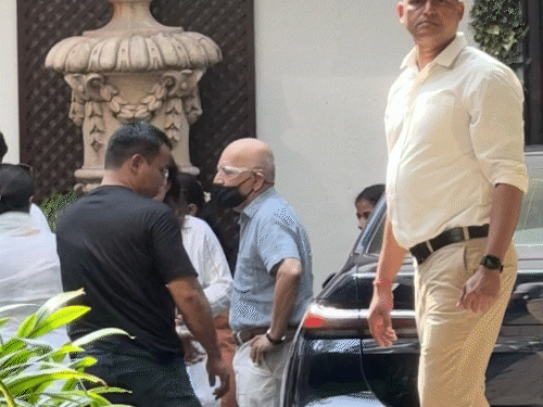 जरीन खान के घर संवेदना जताने काजोल भी पहुंचीं।