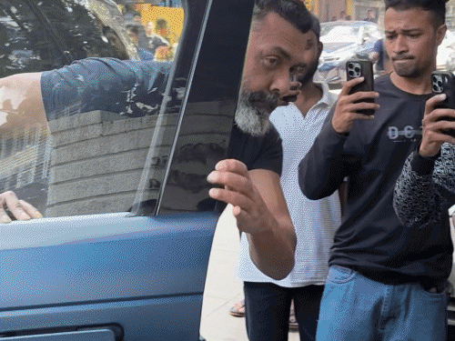 बॉबी देओल भी जरीन खान के घर पहुंचे।