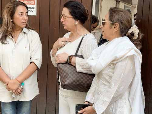 जरीन खान के घर में एक्ट्रेस पूनम ढिल्लों भी नजर आईं।