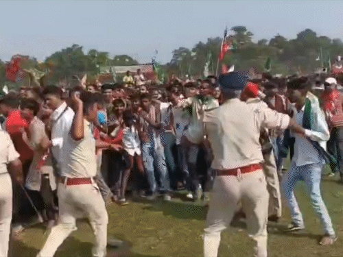 भीड़ पर लाठी चटकाती पुलिस।