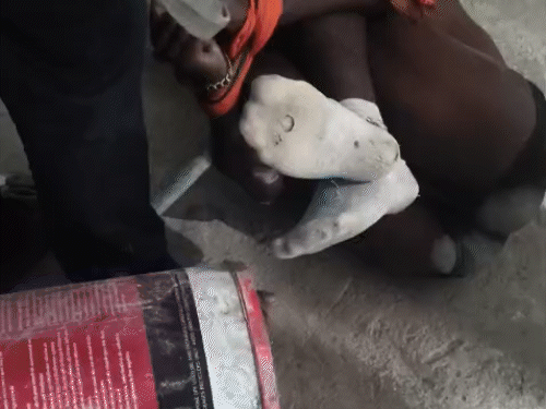 मारपीट के दौरान युवक के हाथ पैर बांध दिए गए थे।