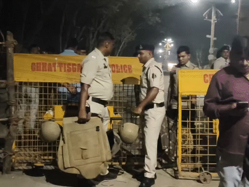 कलेक्ट्रेट के सामने बैरिकेड लगाकर बड़ी संख्या में पुलिस फोर्स तैनात की गई।