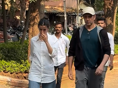 अंतिम संस्कार में ऋतिक रोशन गर्लफ्रेंड सबा आजाद के साथ पहुंचे।