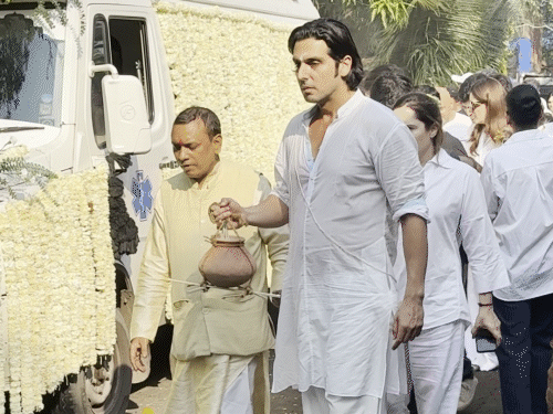 मां के अंतिम संस्कार की रस्में करते हुए जायद खान।