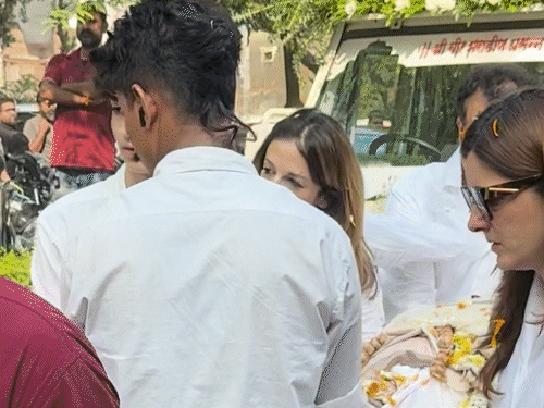 अंतिम संस्कार के दौरान सुजैन खान ने पार्थिव शरीर को थामा।