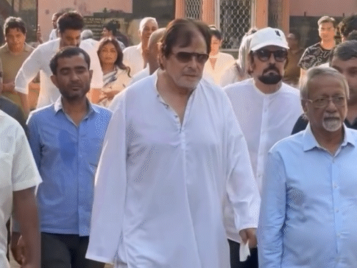 जरीन के पति संजय खान अंतिम संस्कार में बेहद भावुक नजर आए।