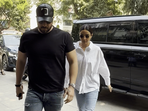 अली गोनी और जैस्मिन भसीन जरीन के घर पहुंचे।