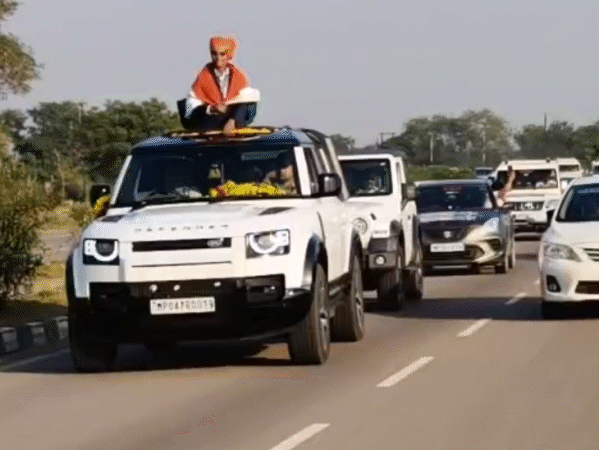 क्रांति गौड़ भोपाल से खजुराहो एयरपोर्ट पहुंचीं। यहां से कार से गृहग्राम के लिए काफिला निकला।