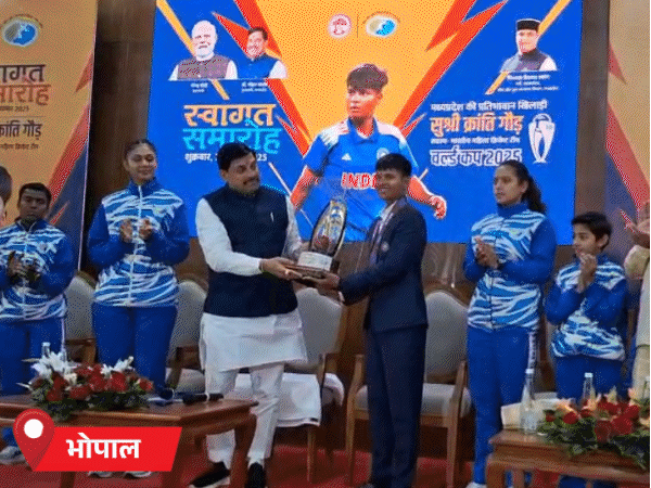 सीएम ने क्रांति सिंह गौड़ को मोमेंटो दिया, शॉल ओढ़ाई। छतरपुर के चौक-चौराहों पर उनके स्वागत में पोस्टर-बैनर लगाए गए हैं। - Dainik Bhaskar