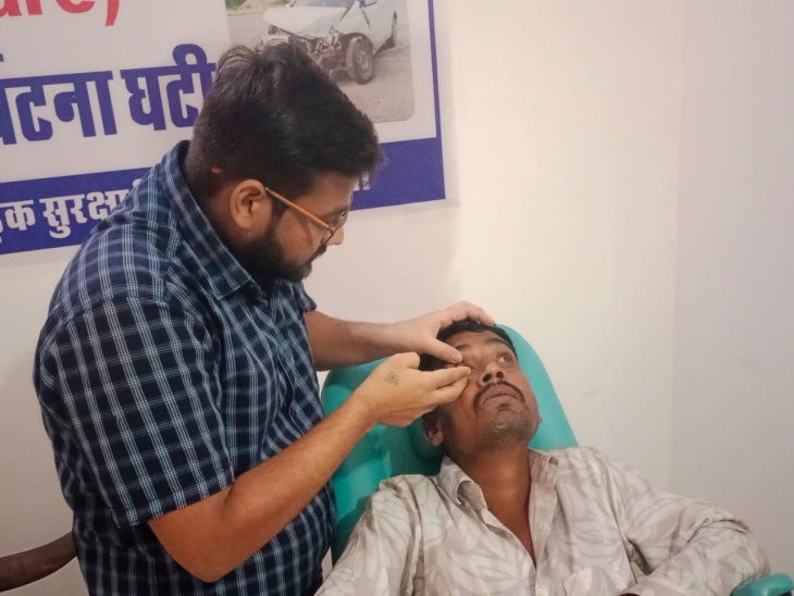 ये अनवर है, जिसे इलाज के लिए गुढ़ा अस्पताल लेकर आए थे।