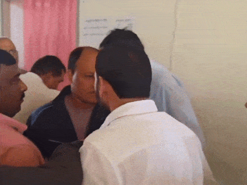 मामला शांत कराने के बाद नौडियाल पर भड़कते राष्ट्रवादी रीजनल पार्टी के संयोजक शिव प्रसाद।