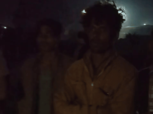 घटना के बाद मौके पर मौजूद लोग।