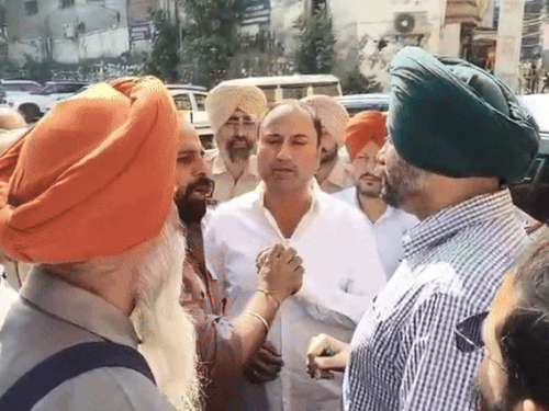 एडिशनल कमिश्नर से सवाल पूछते हुए कांग्रेस नेता।