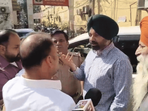 लुधियाना निगम एडिशनल कमिश्नर-कांग्रेस पार्षदों में तूतू-मैंमैं:  अफसर ने कहा- काम रोकोगे तो पर्चा दूंगा; पार्षद बोले- तू कराके दिखा, हम भी देखते हैं – Ludhiana News