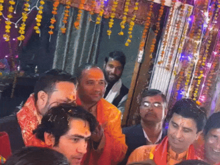 दिल्ली में पं. धीरेंद्र कृष्ण शास्त्री के साथ साधु-संत और कवि कुमार विश्वास भी हैं।