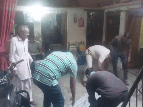 बलियाणा गांव में घर के आंगन में पड़ा व्यक्ति का शव। पड़ोसियों के घर के बाहर खड़े ग्रामीण। यहीं युवक की हत्या की गई।