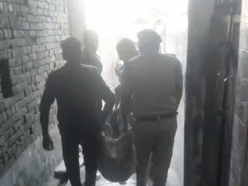 धर्मवीर के शव को कब्जे में लेकर पोस्टमॉर्टम के लिए भिजवाते पुलिस अधिकारी।