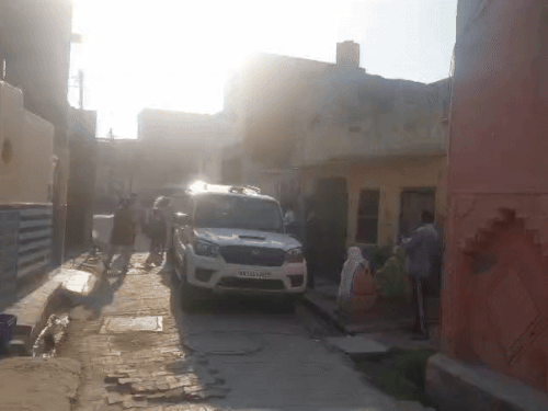 बलियाणा गांव में डबल मर्डर की सूचना पर पहुंची पुलिस की टीम।