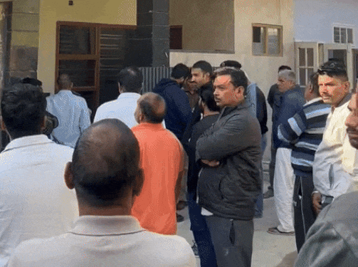 एसआई के घर के बाहर मौजूद लोगों की भीड़।