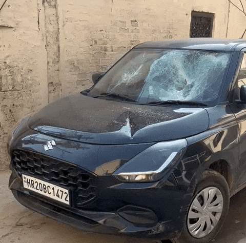 आरोपी की कार, जिसे वे हत्या करने के बाद मौके पर छोड़ गए।