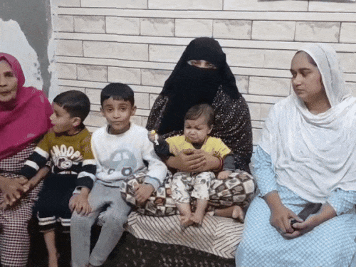 जानकारी देतीं हुई जावेद की पत्नी।