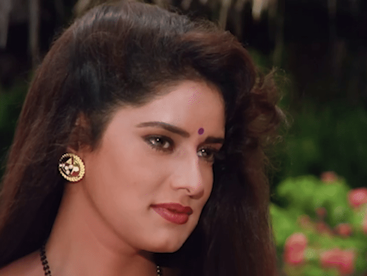 फिल्म मोहरा के गाने न कजरे की धार का सीन।