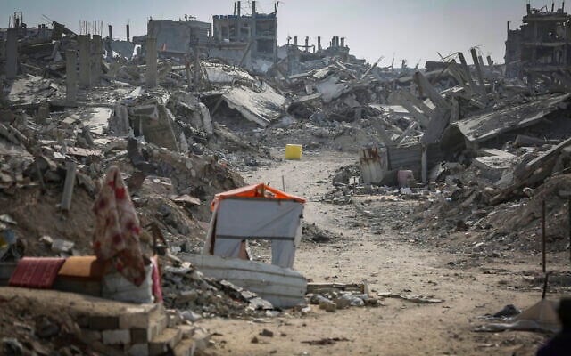 गाजा पट्टी में यलो लाइन को दिखाता पीला कंक्रीट ब्लॉक। इजराइल ने 4 सितंबर को गाजा से पीछे हटने के लिए शुरुआती सीमा रेखा (यलो लाइन) लिए सहमति जताई थी।