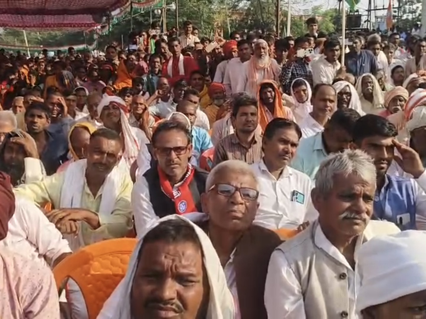 सार्वजनिक सभेत उपस्थित असलेले लोक.