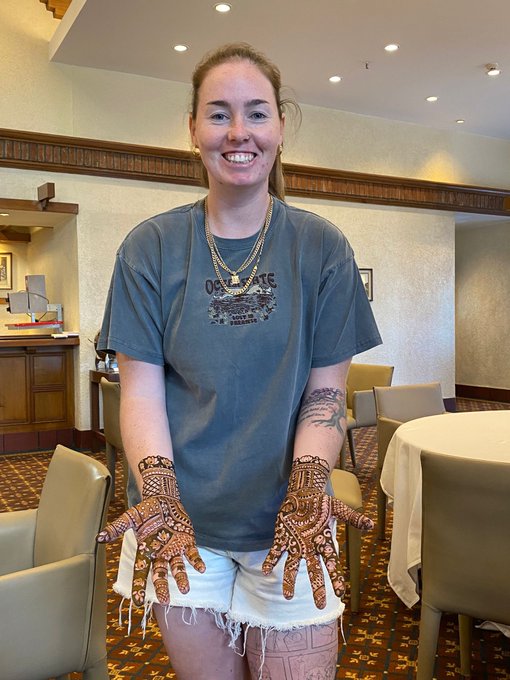 मेंहदी लगे हाथ दिखाते हुए आस्ट्रेलियन क्रिकेटर।