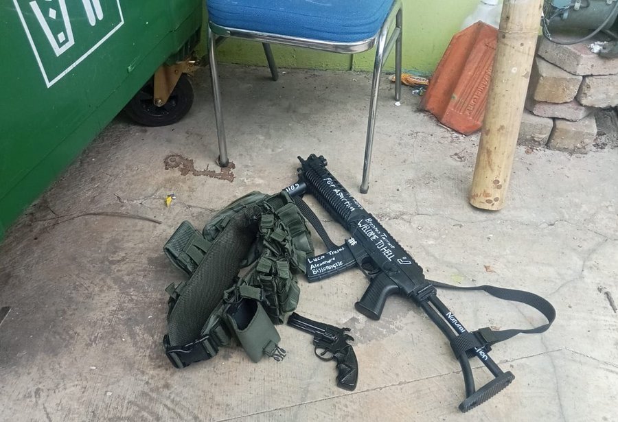 पुलिस को घटनास्थल पर बॉडी वेस्ट, रिवॉल्वर और एक गन बरामद हुई है।