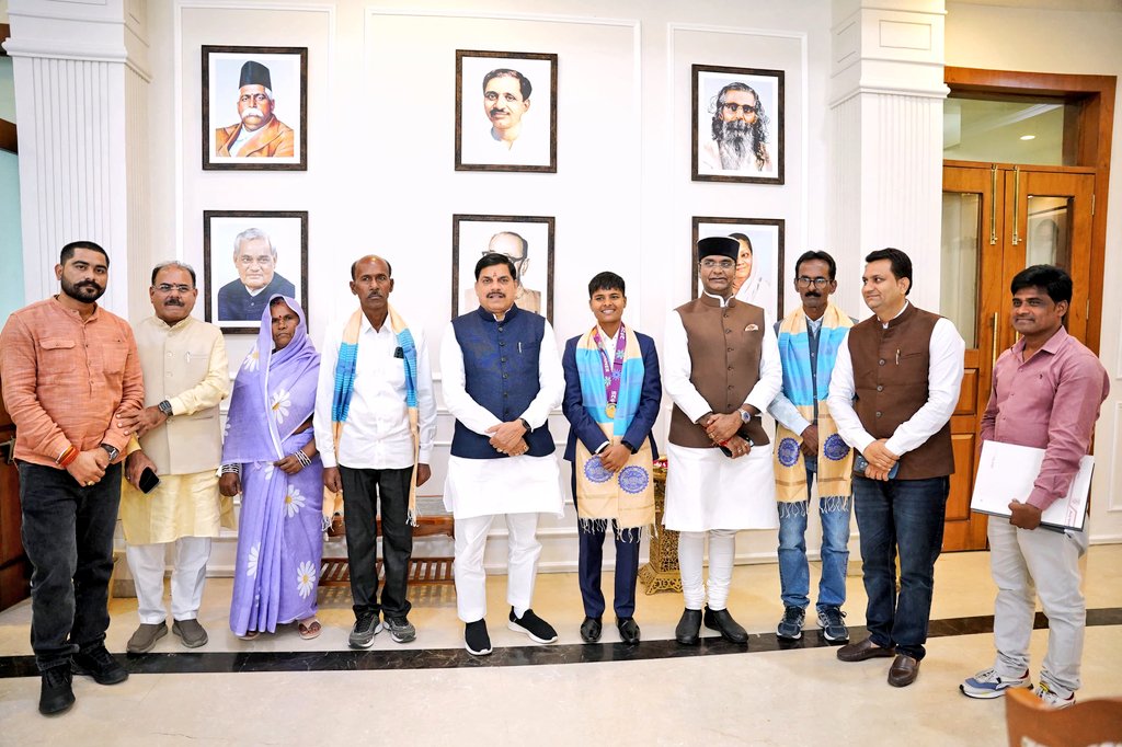 सीएम हाउस में क्रांति और उसके माता-पिता का सम्मान किया गया।