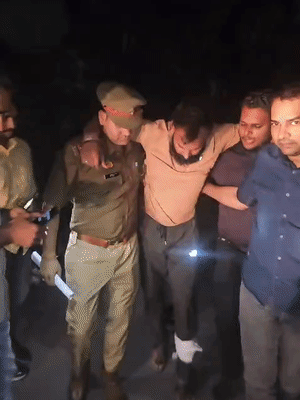 पुलिस से मुठभेड़ में चेन स्नेचर के बाएं पैर में गोली लगी।