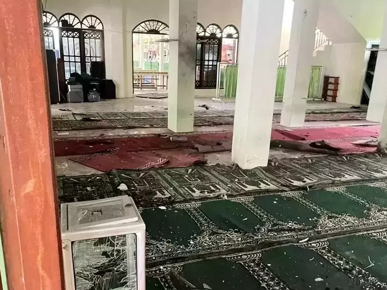 तस्वीर धमाके के बाद मस्जिद को हुए नुकसान की है। - Dainik Bhaskar