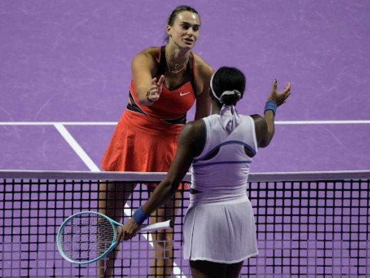 आर्यना सबालेंका ने कोको गॉफ को 7-6 (5), 6-2 से हराकर WTA फाइनल्स के सेमीफाइनल में जगह बनाई। - Dainik Bhaskar