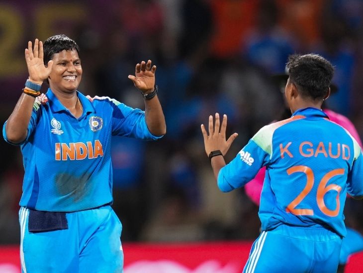 तस्वीर 2 नवंबर की है, दीप्ति शर्मा और क्रांति गौड़ विमेंस वर्ल्डकप के फाइनल में साउथ अफ्रीका की अनेरे डर्कसेन का विकेट सेलिब्रेट कर रही हैं। - Dainik Bhaskar