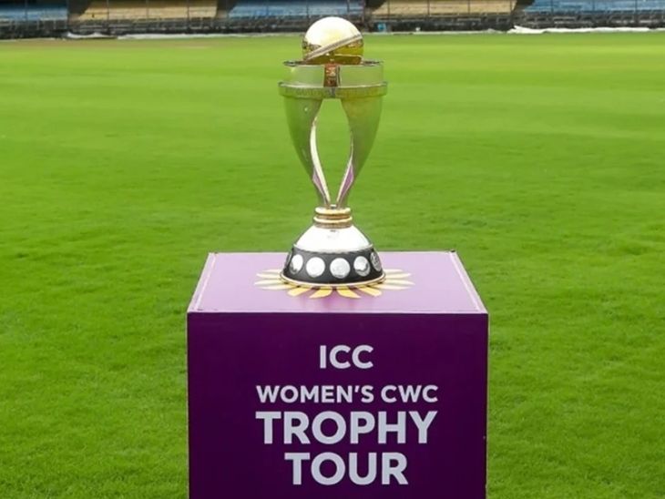 यह फोटो भारत में आयोजित विमेंस वनडे वर्ल्ड कप से पहले ट्रॉफी टूर की है। - Dainik Bhaskar