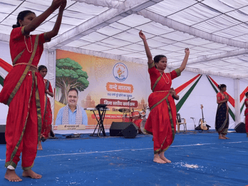 कार्यक्रम में स्कूली छात्राओं के द्वारा देशभक्ति गीतों पर डांस की प्रस्तुति दी गई।