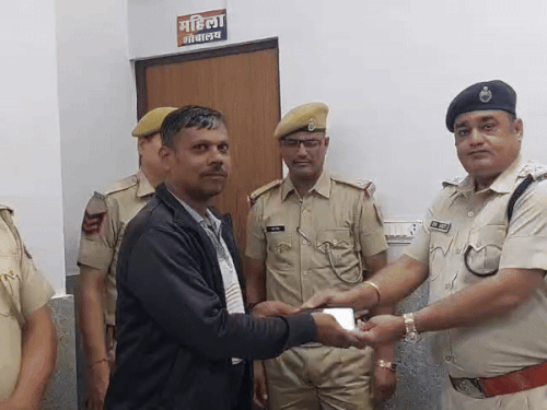 पुलिस ने करीब 13 लाख रुपए कीमत के मोबाइल बरामद कर उन्हें पीड़ितों के सुपुर्द किया गया।
