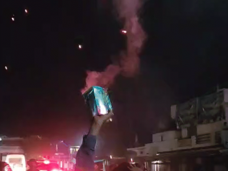 क्रांति के स्वागत में जगह-जगह आतिशबाजी की गई।