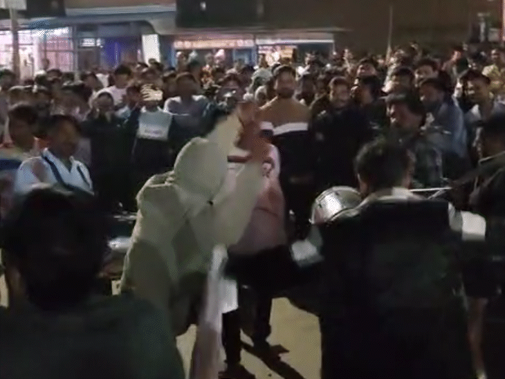 -नगाड़ों की थाप पर लोग नाचते हुए।