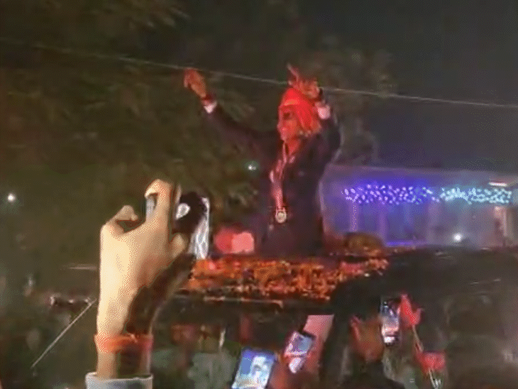 भगवा नगर में देशभक्ति गीतों पर लोगों के साथ क्रांति भी थिरकीं।