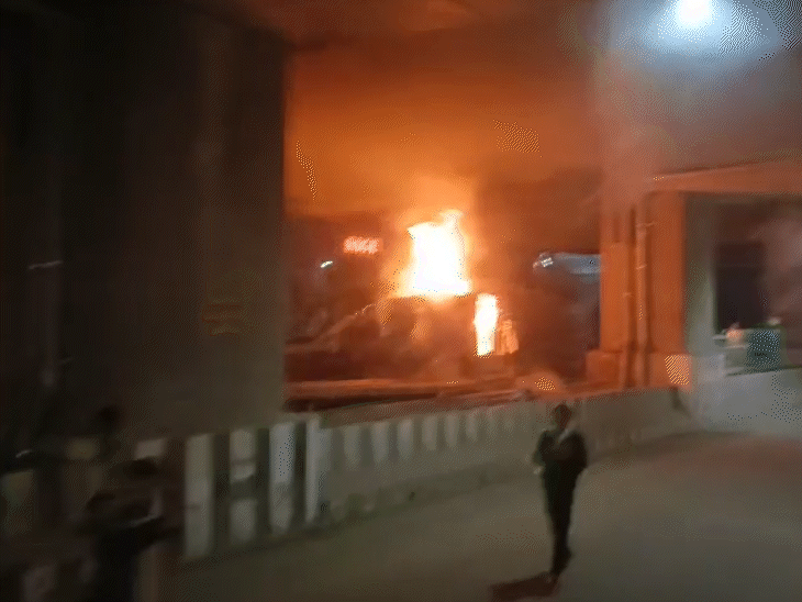 एमपी नगर स्थित मेट्रो स्टेशन के नीचे ट्रक खड़ा था।