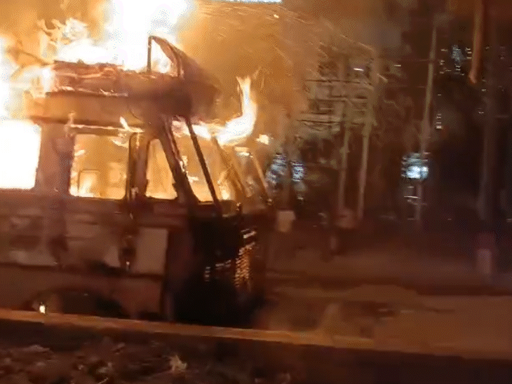 ट्रक में लगी आग की लपटें काफी ऊपर तक उठ गईं।